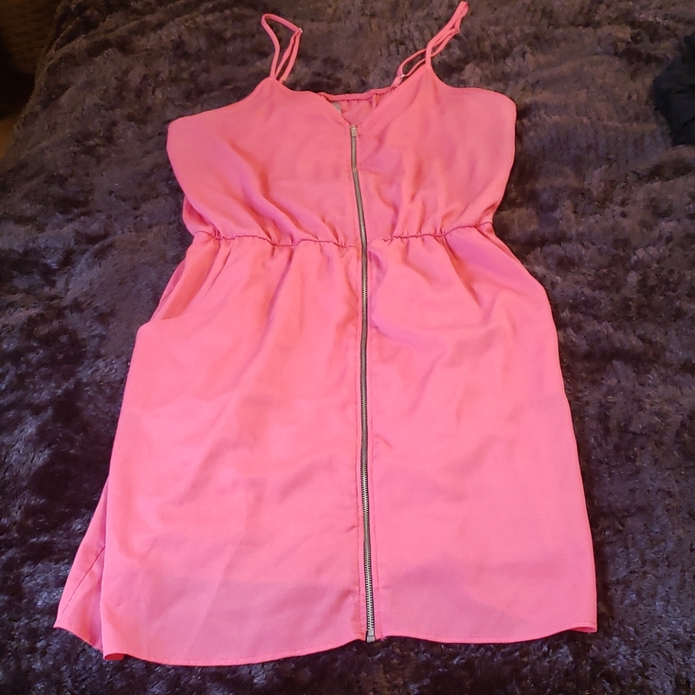 Tank top, zipper dress.